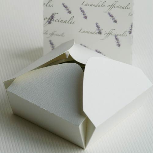 Faltkarton von Olionatura® (Plottervorlage) mit Schmuckpapier »Lavendel«