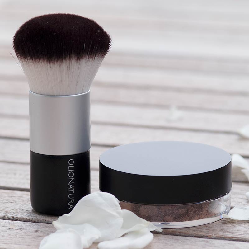 Mineral Foundation mit Pure Minerals realisiert und Kabuki von Olionatura