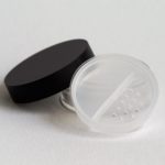 Puderdose mit Drehsieb und mattschwarzem Deckel, 20 ml