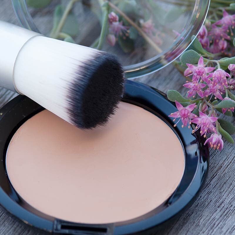 Satin Compact Foundation mit Pure Minerals realisiert