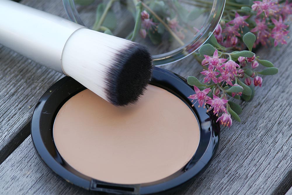 Meine Satin Compact Foundation in der Make-Up-Compact-Dose, 56 mm
