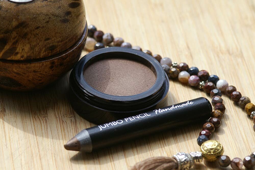 Eyeliner und Eyeshadow mit Colorona® Aborigine Amber (nach Formulierungen von Olionatura®)
