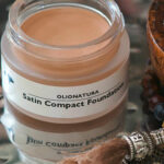 Satin Compact Foundation in Tiegel 15 ml aus der Serie NOIRÉ