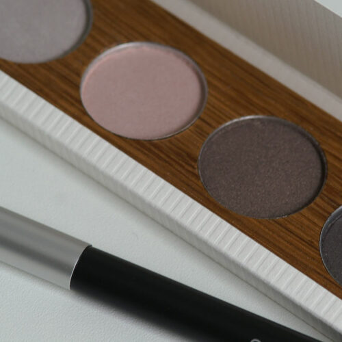 Eyeshadow-Palette aus geöltem Massivholz mit einem Schuber aus Karton