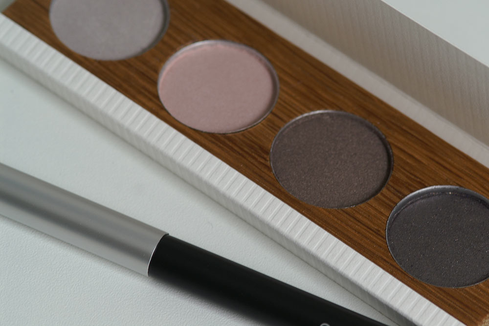 Eyeshadow-Palette aus geöltem Massivholz mit einem Schuber aus Karton