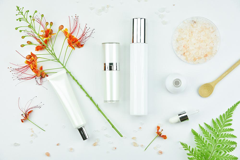 Cosmetic bottle containers with green herbal leaves, Blank label | © ARTFULLY-79, Adobe Stock