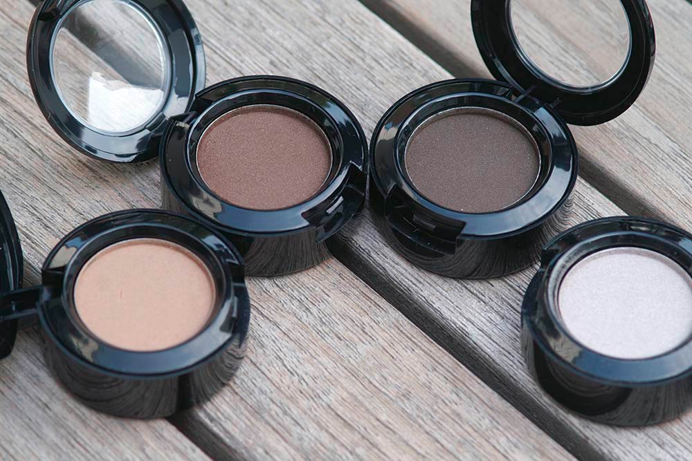 Matte Mineral Eyeshadow, in 26-mm-Kompaktdosen, nach einer Formulierung von Olionatura