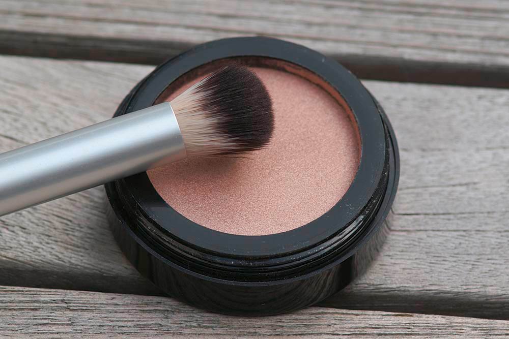 Mineral Highlighter, in einer 36-mm-Kompaktdose, nach einer Formulierung von Olionatura