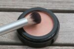 Mineral Highlighter, in einer 36-mm-Kompaktdose, nach einer Formulierung von Olionatura